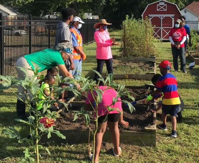 Mayor welcomes volunteers and families to the community garden