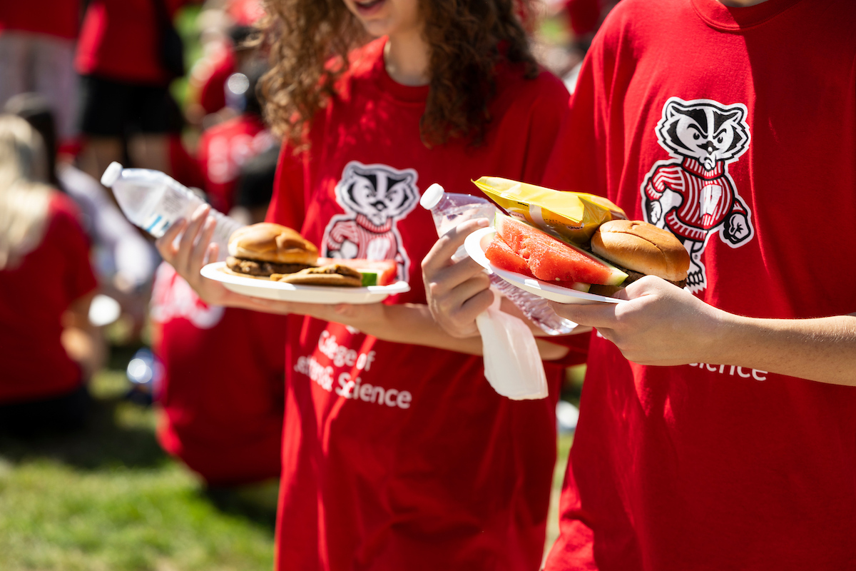 Thousands of first-year students enjoy picnic food and conversation during the Chancellor’s Welcome Lunch held outside on the lawn of the Gordon Dining and Event Center at the University of Wisconsin–Madison on Sept. 6, 2022. The event is part of Wisconsin Welcome programming. (Photo by Jeff Miller / UW-Madison)